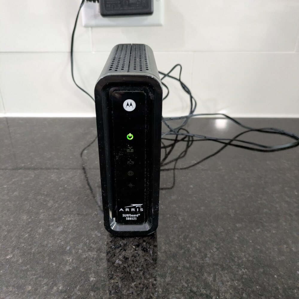 Motorola SURFboard eXtreme High-Speed Wired 3.0 Cable Modem Model SB6121